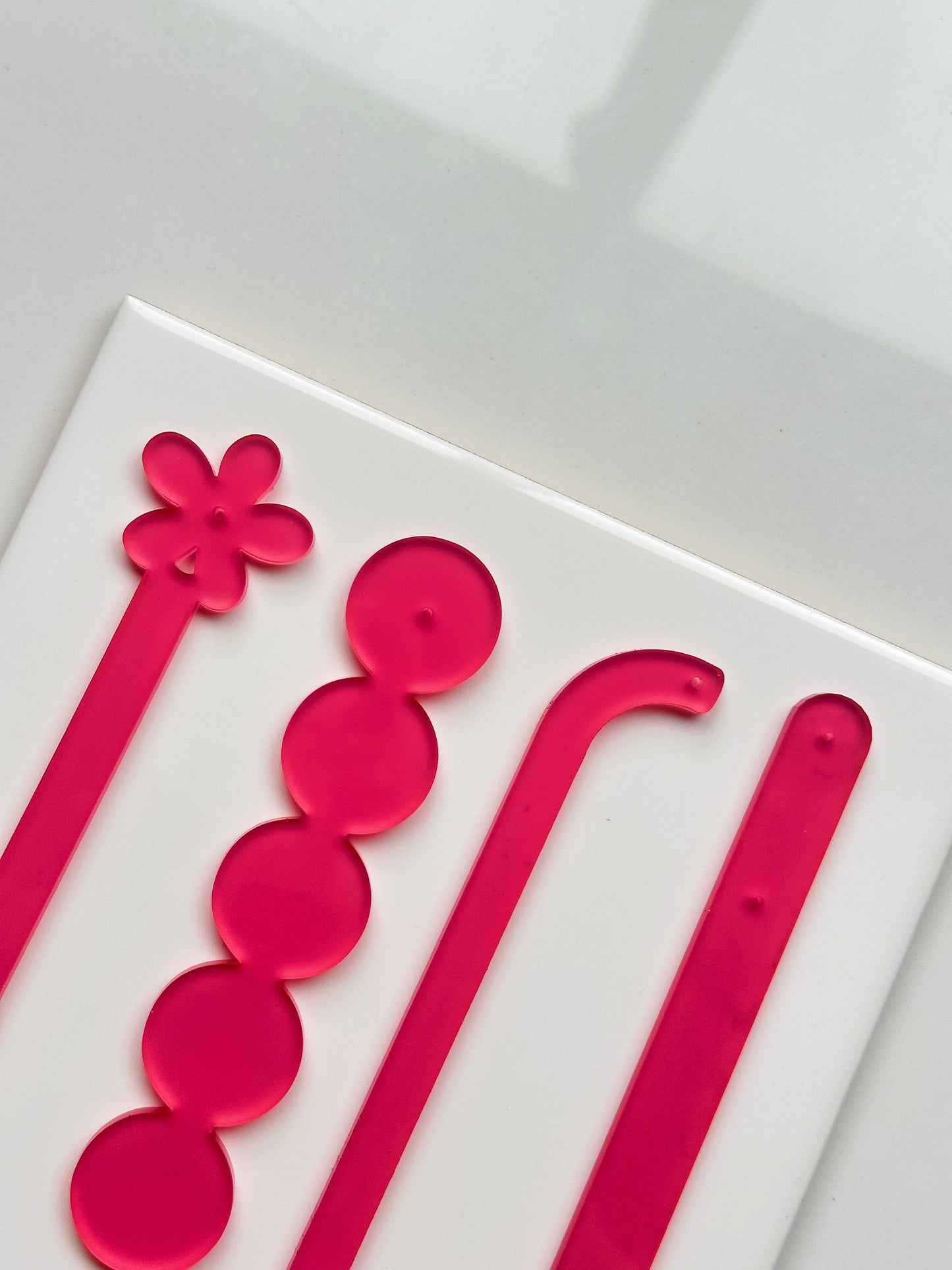 Bâtonnets d'essai pour boucles d'oreilles rouges brillantes et mates