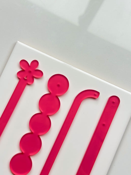 Bâtonnets d'essai pour boucles d'oreilles rouges brillantes et mates