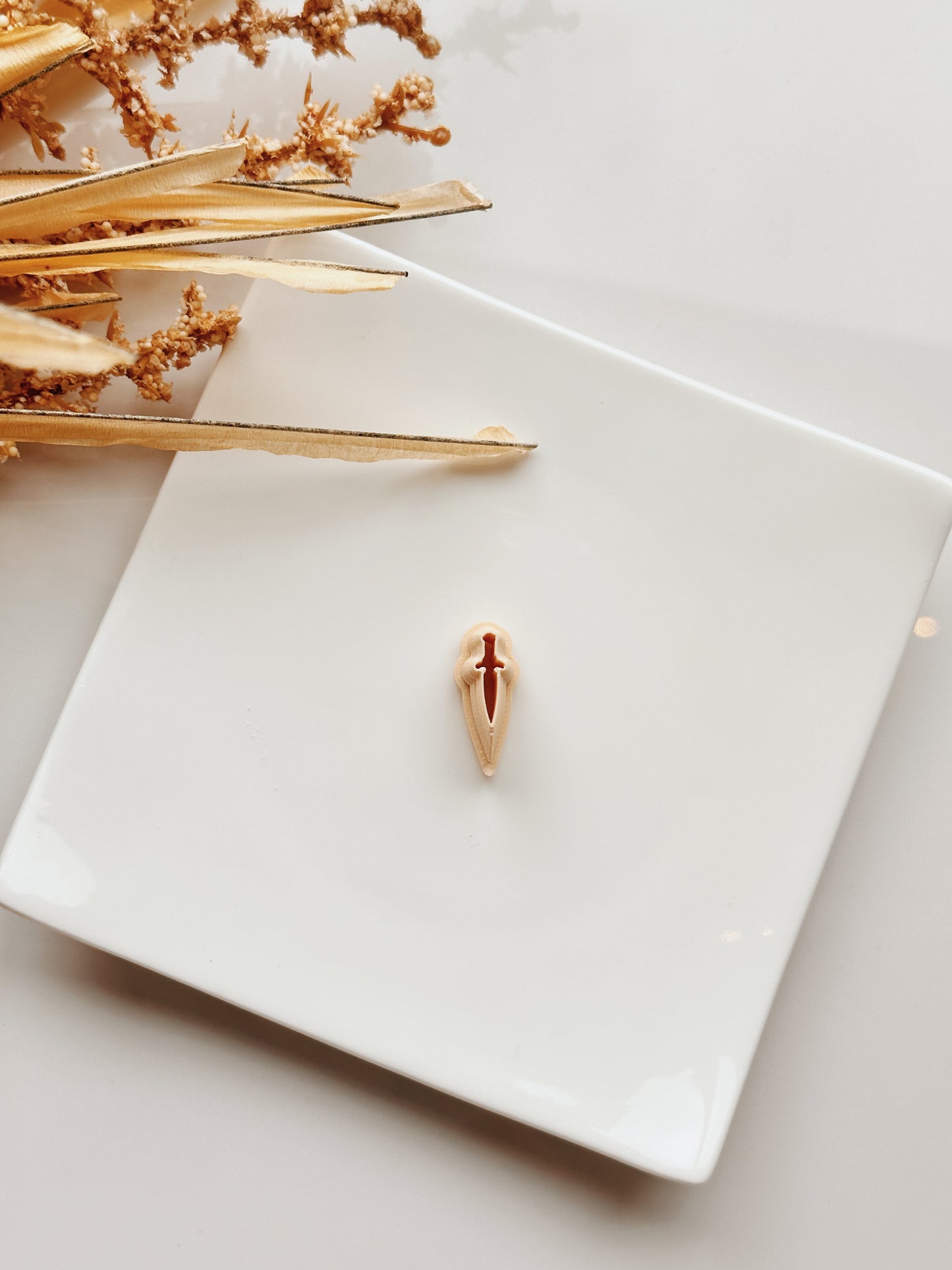 Coupe-argile en forme de petite dague