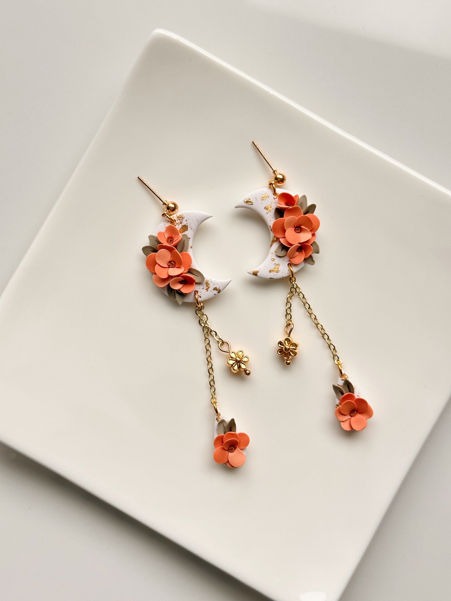 Colgante de luna floral con detalles dorados