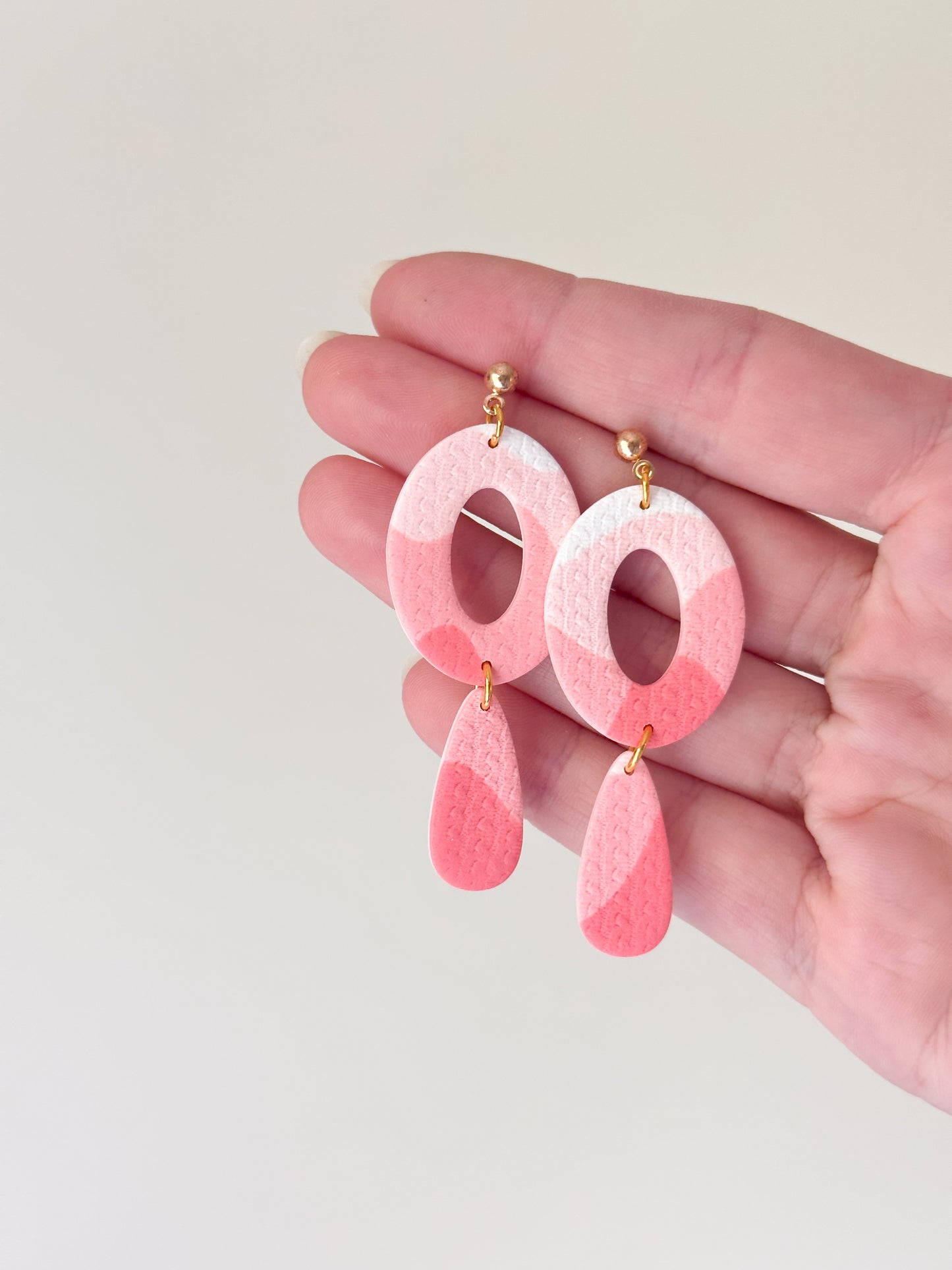 Pendientes colgantes ovalados de color rosa