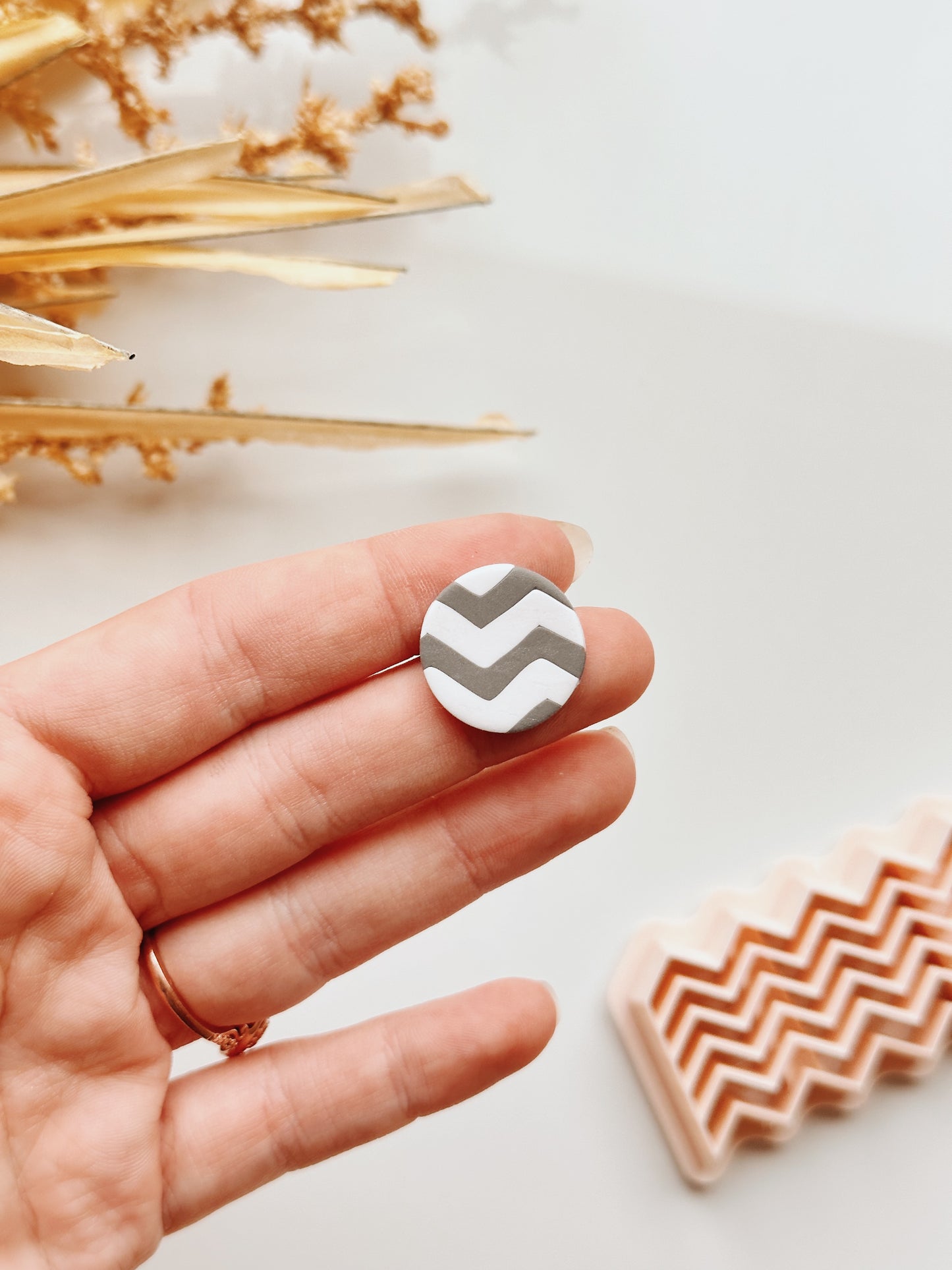 Herramienta para cortar arcilla en zigzag