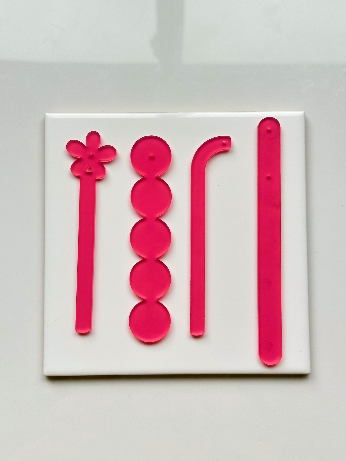 Bâtonnets d'essai pour boucles d'oreilles rouges brillantes et mates