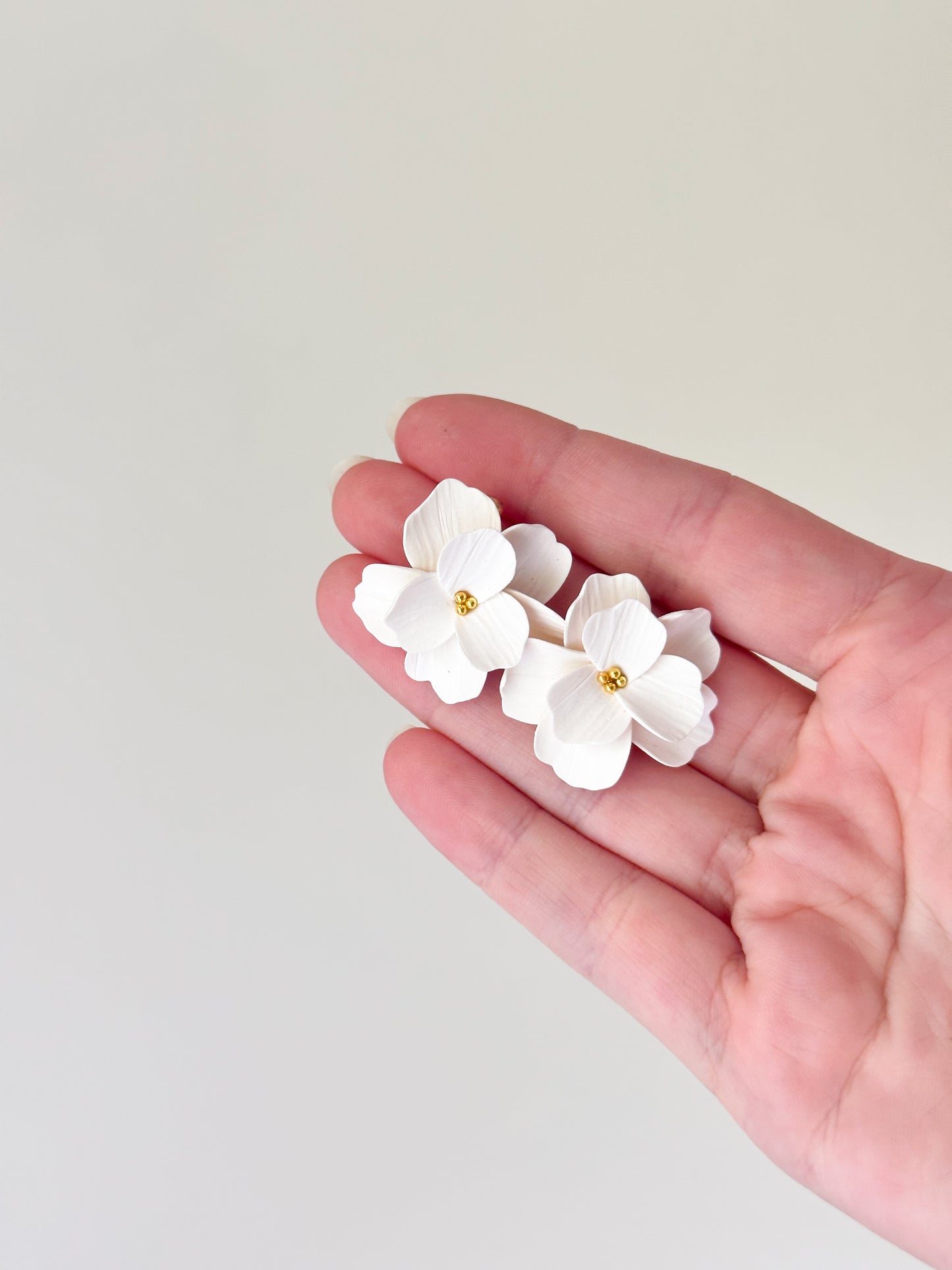 Pendientes de flores blancas