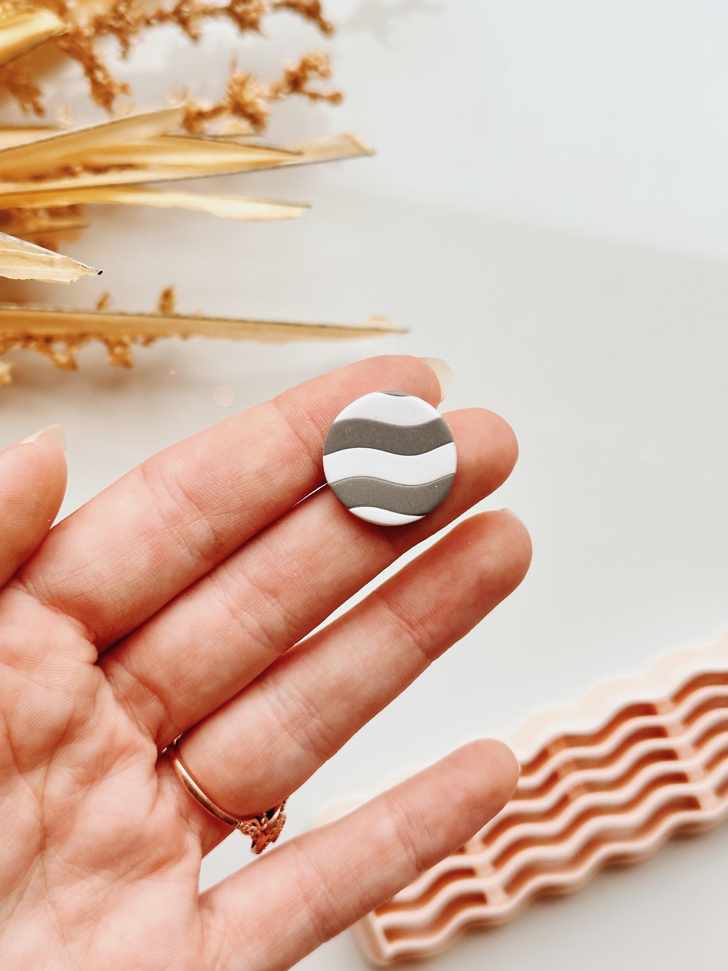 Herramienta para cortar arcilla ondulada