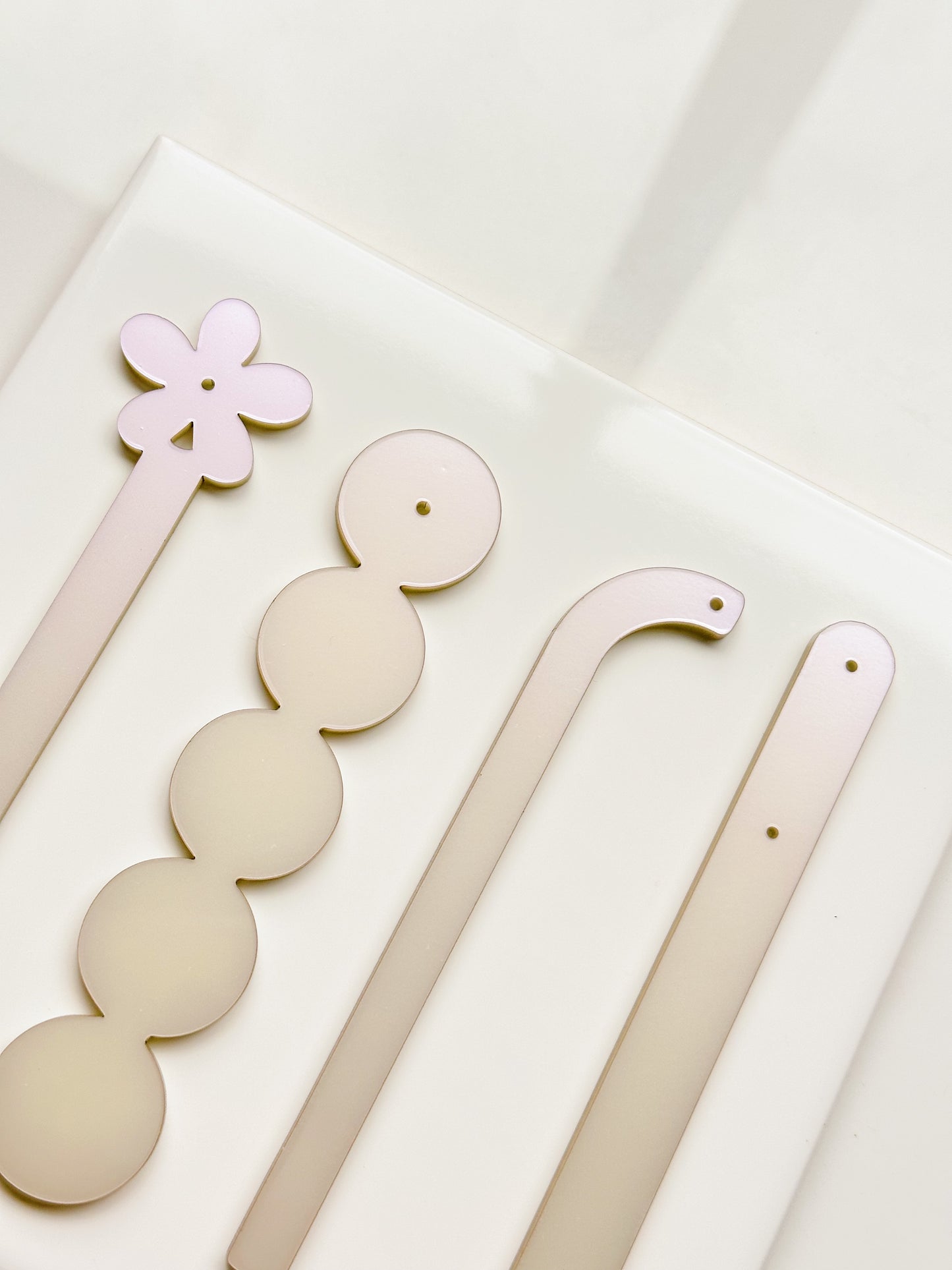 Bâtonnets d'essai pour boucles d'oreilles irisées