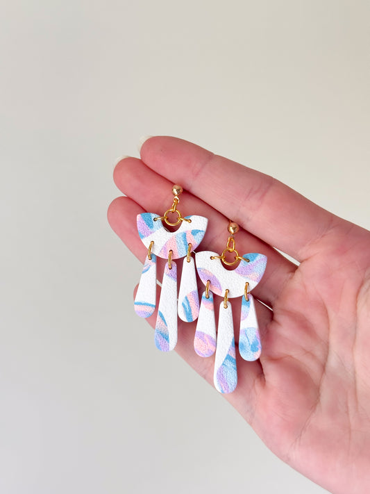 Boucles d'oreilles pendantes blanches brillantes