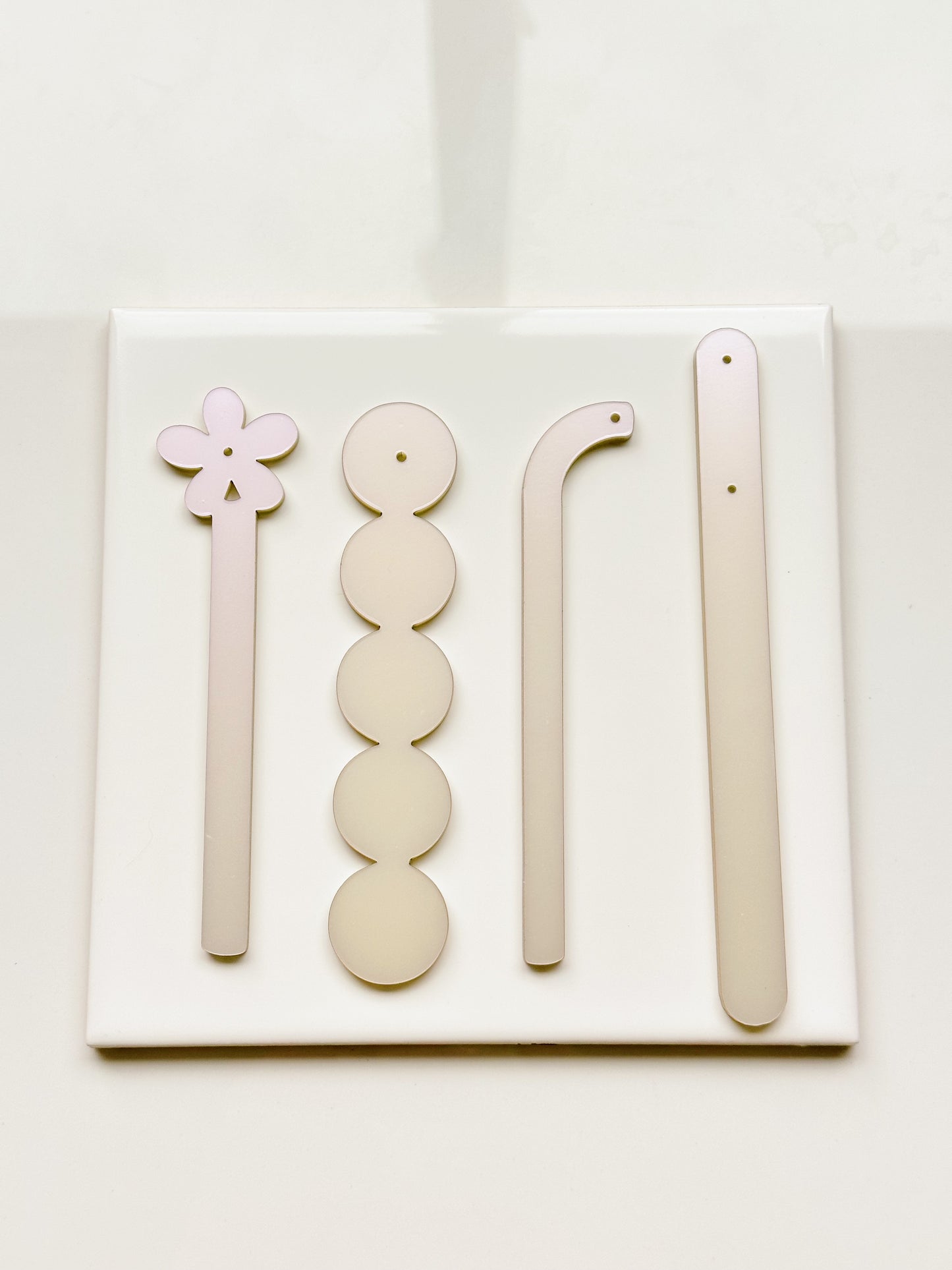 Bâtonnets d'essai pour boucles d'oreilles irisées