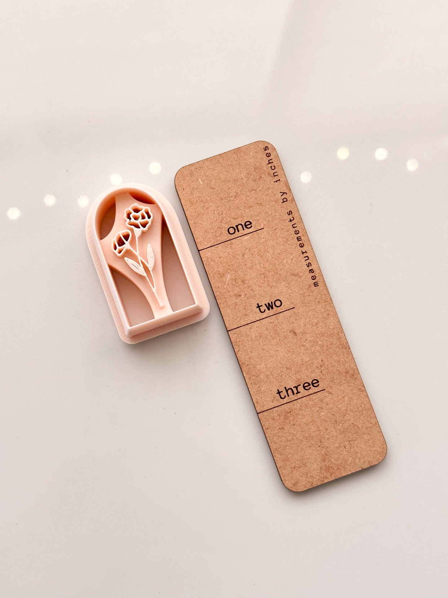 Emporte-pièce en argile en relief en forme d'œillet