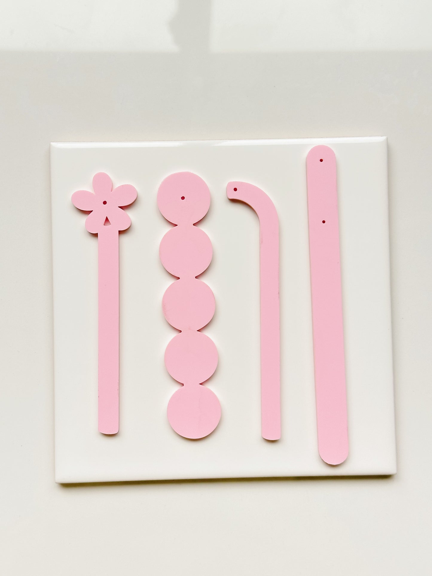 Palillos para probarse pendientes de color rosa claro