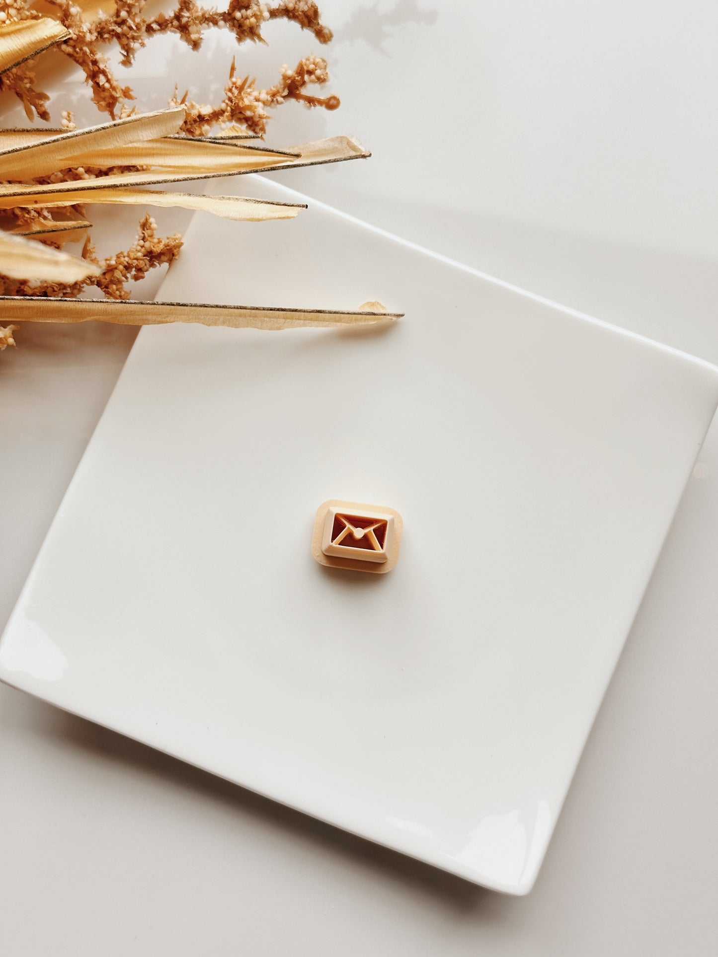 Emporte-pièce en argile en forme de petite lettre