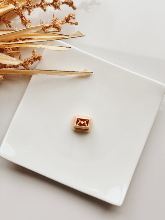 Cortador de arcilla con letras pequeñas