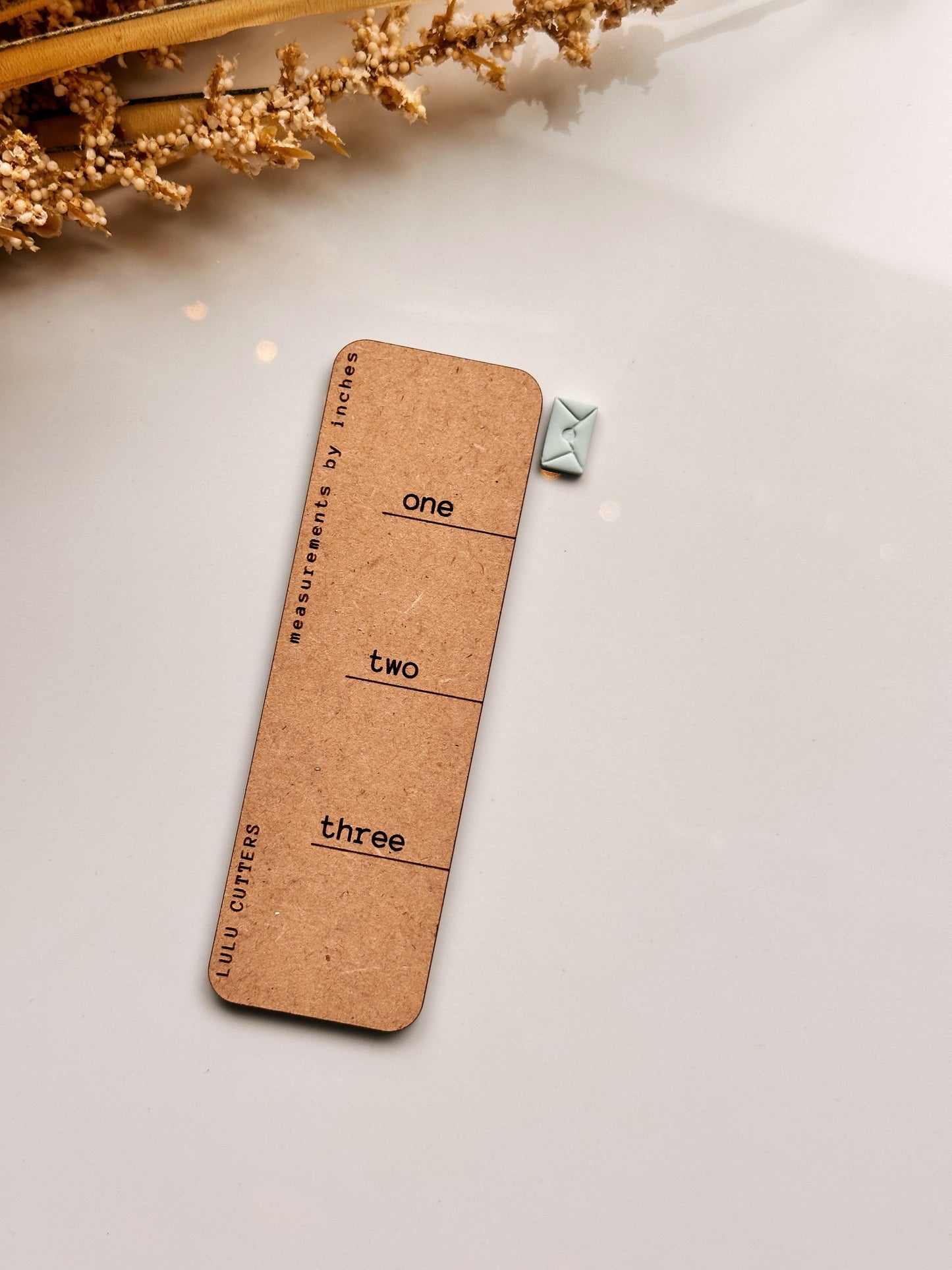 Emporte-pièce en argile en forme de petite lettre