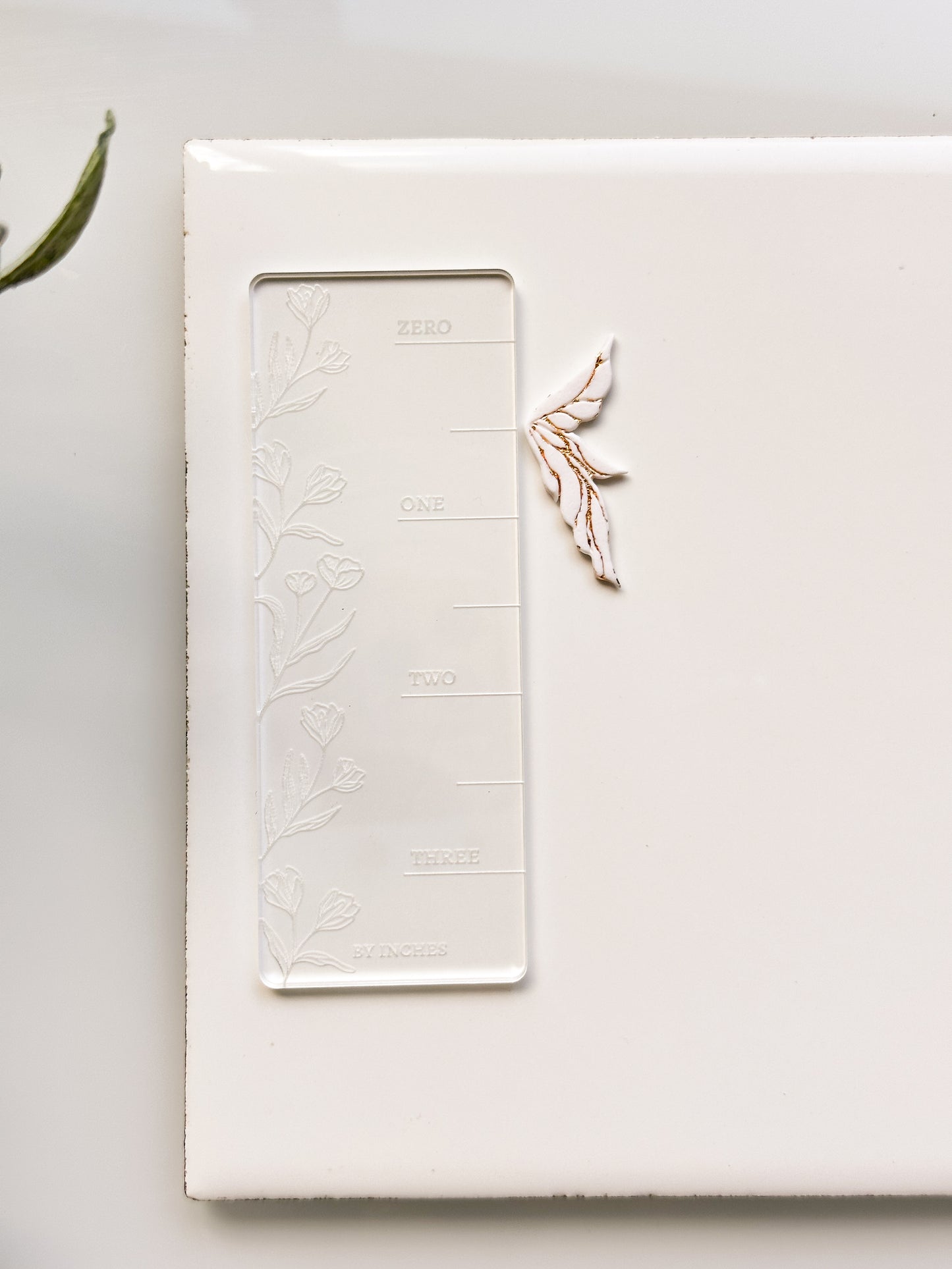 Ensemble de petits emporte-pièces en argile avec ailes de fée