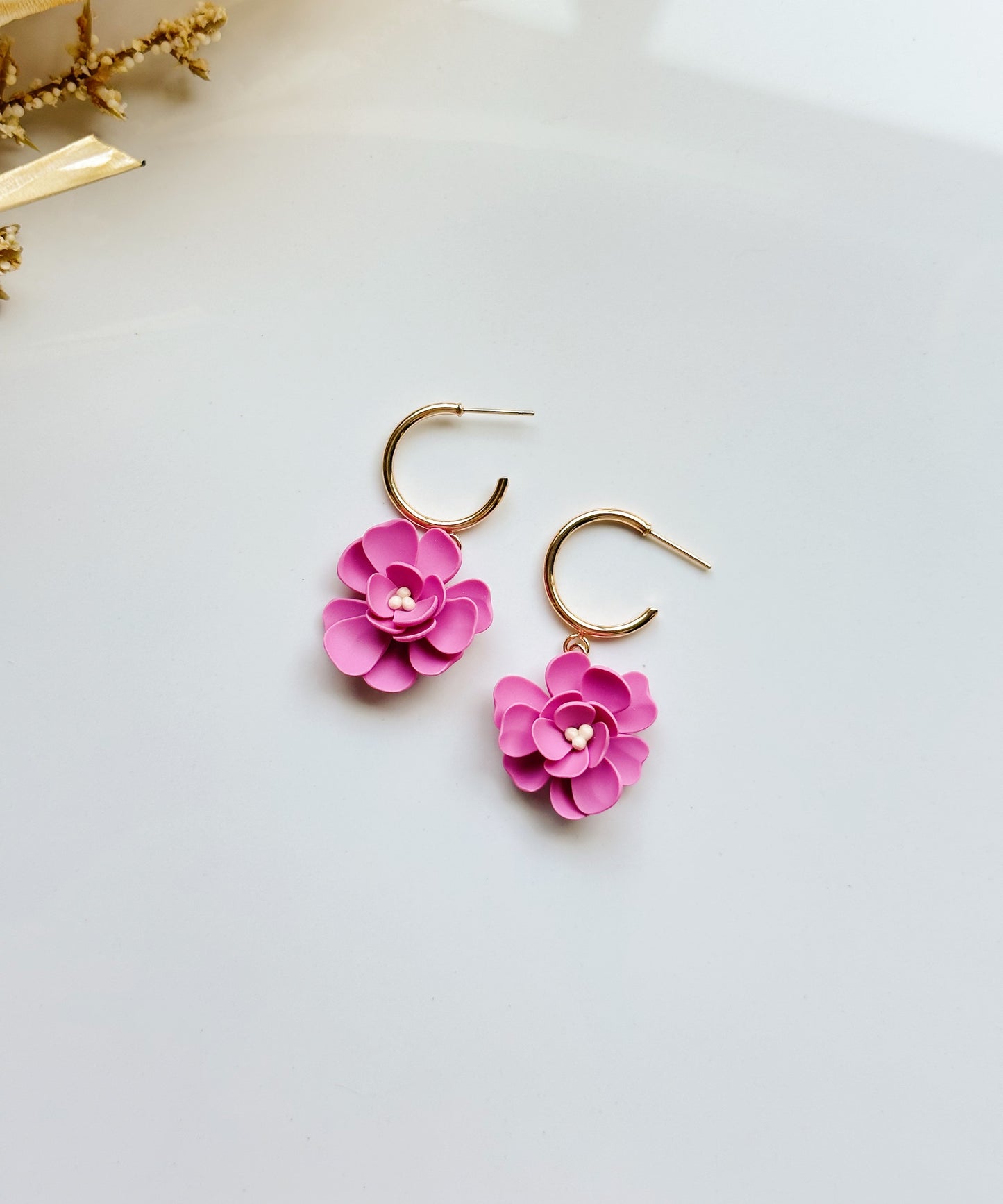 Boucles d'oreilles pendantes à fleurs fuchsia