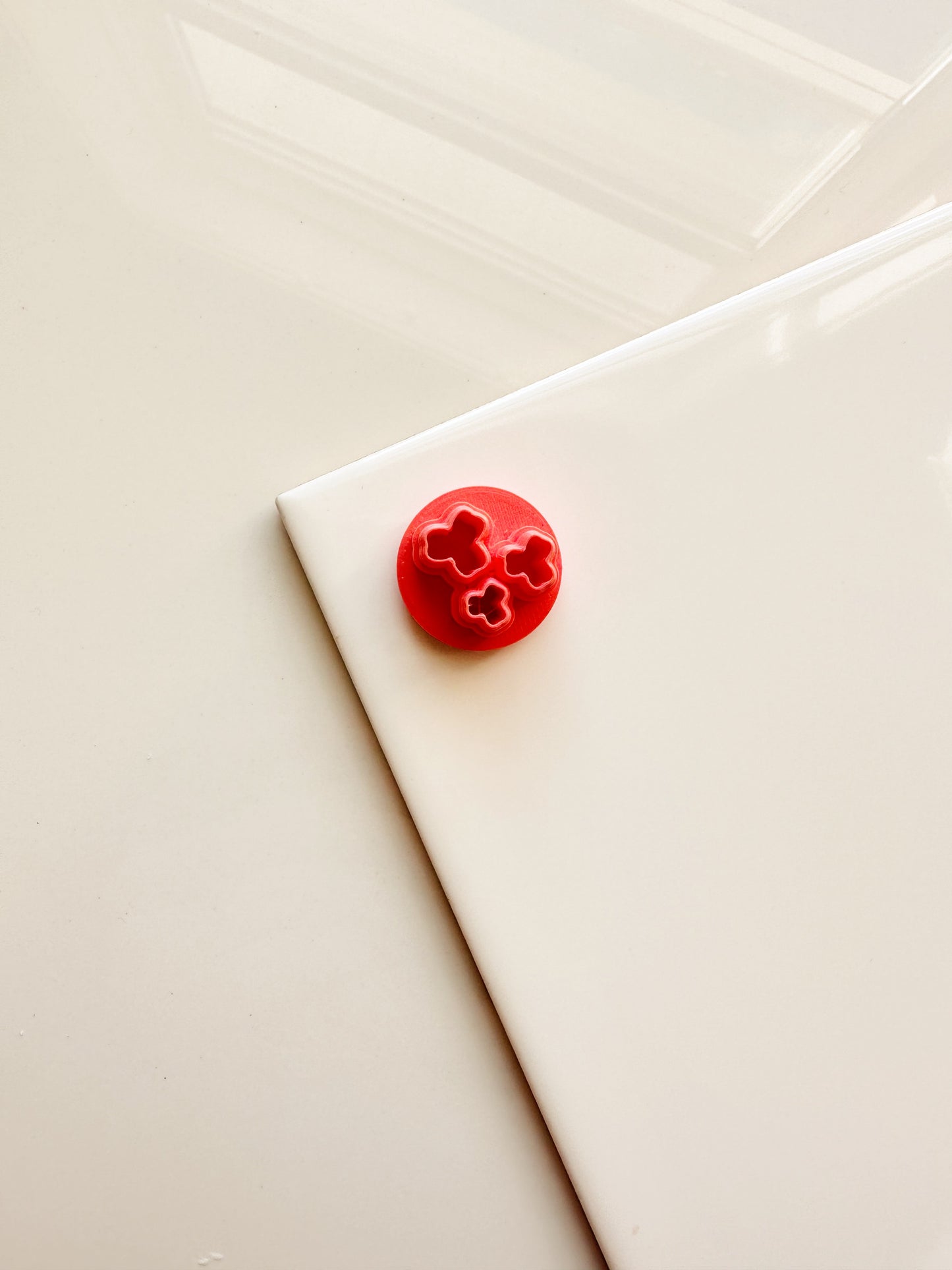 Mini coupe-argile en forme de grappe de fleurs festonnées LC