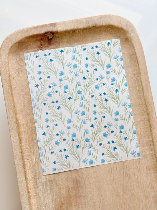 Feuille de transfert de petites fleurs bleues à l'aquarelle