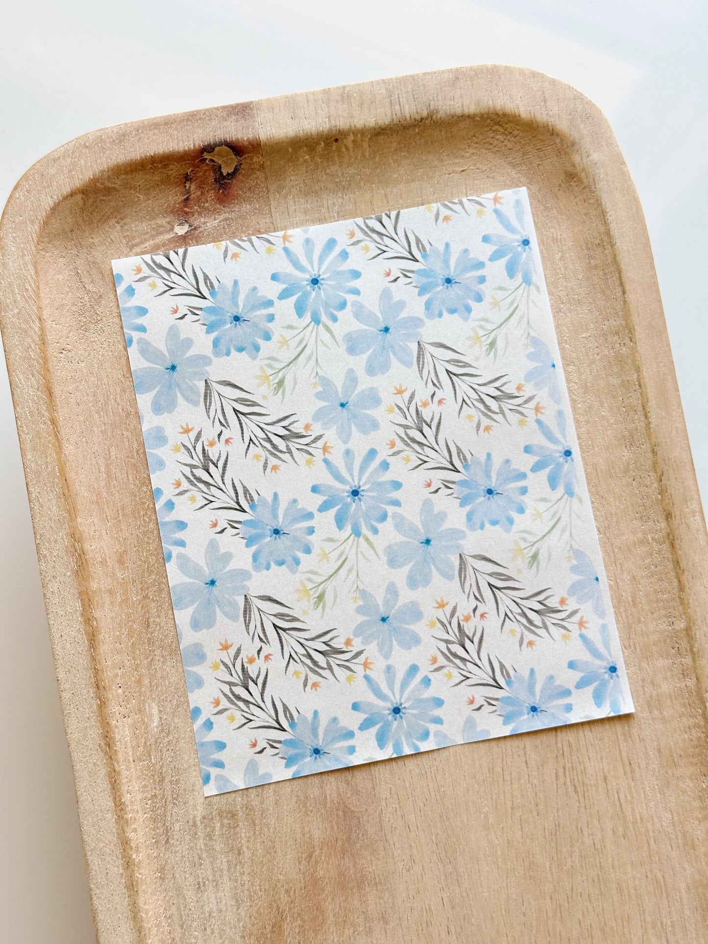 Feuille de transfert de grandes fleurs bleues à l'aquarelle