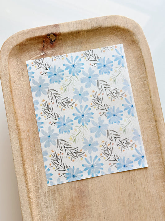 Feuille de transfert de grandes fleurs bleues à l'aquarelle