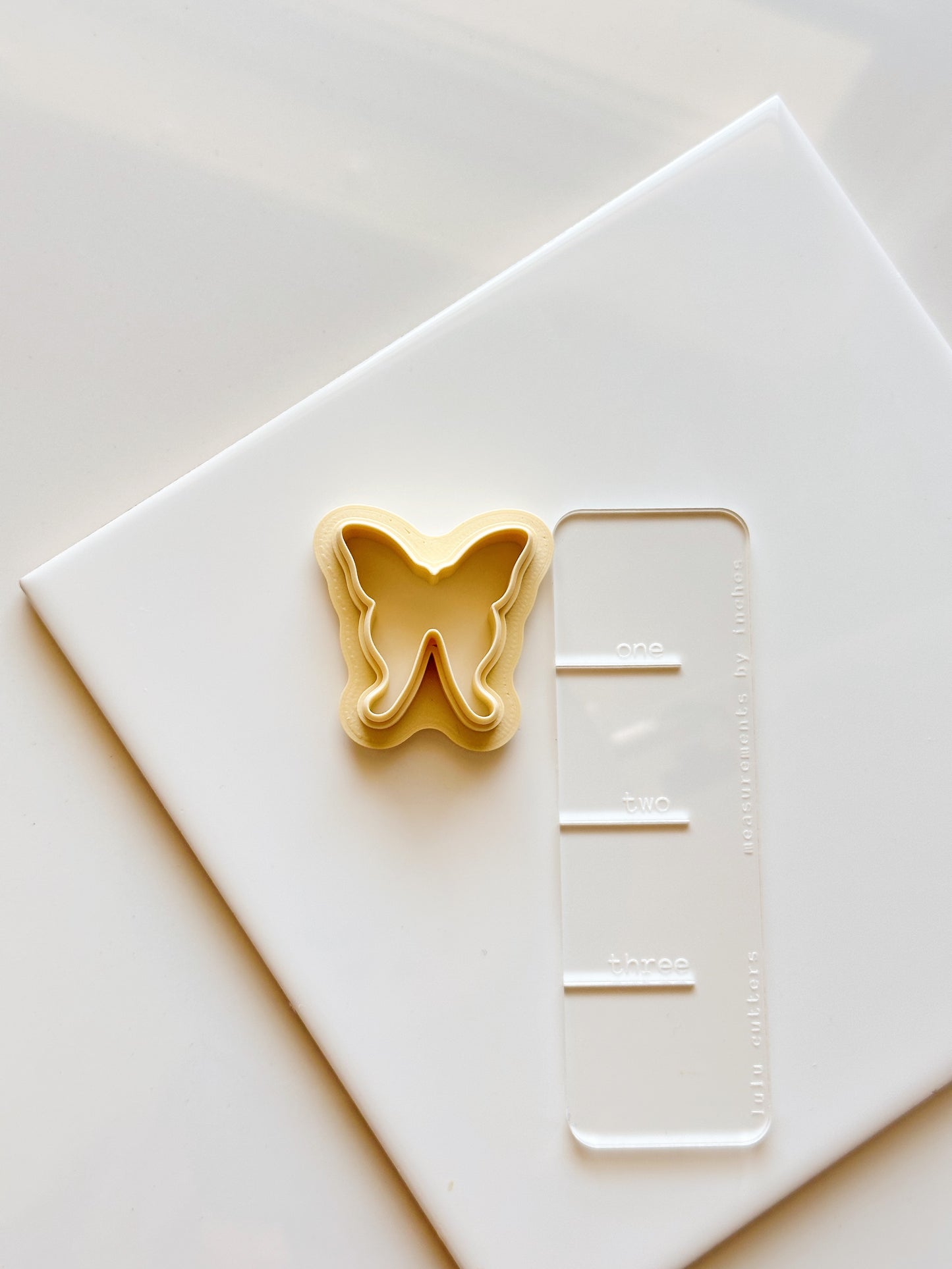 Emporte-pièce en argile en forme de papillon de nuit