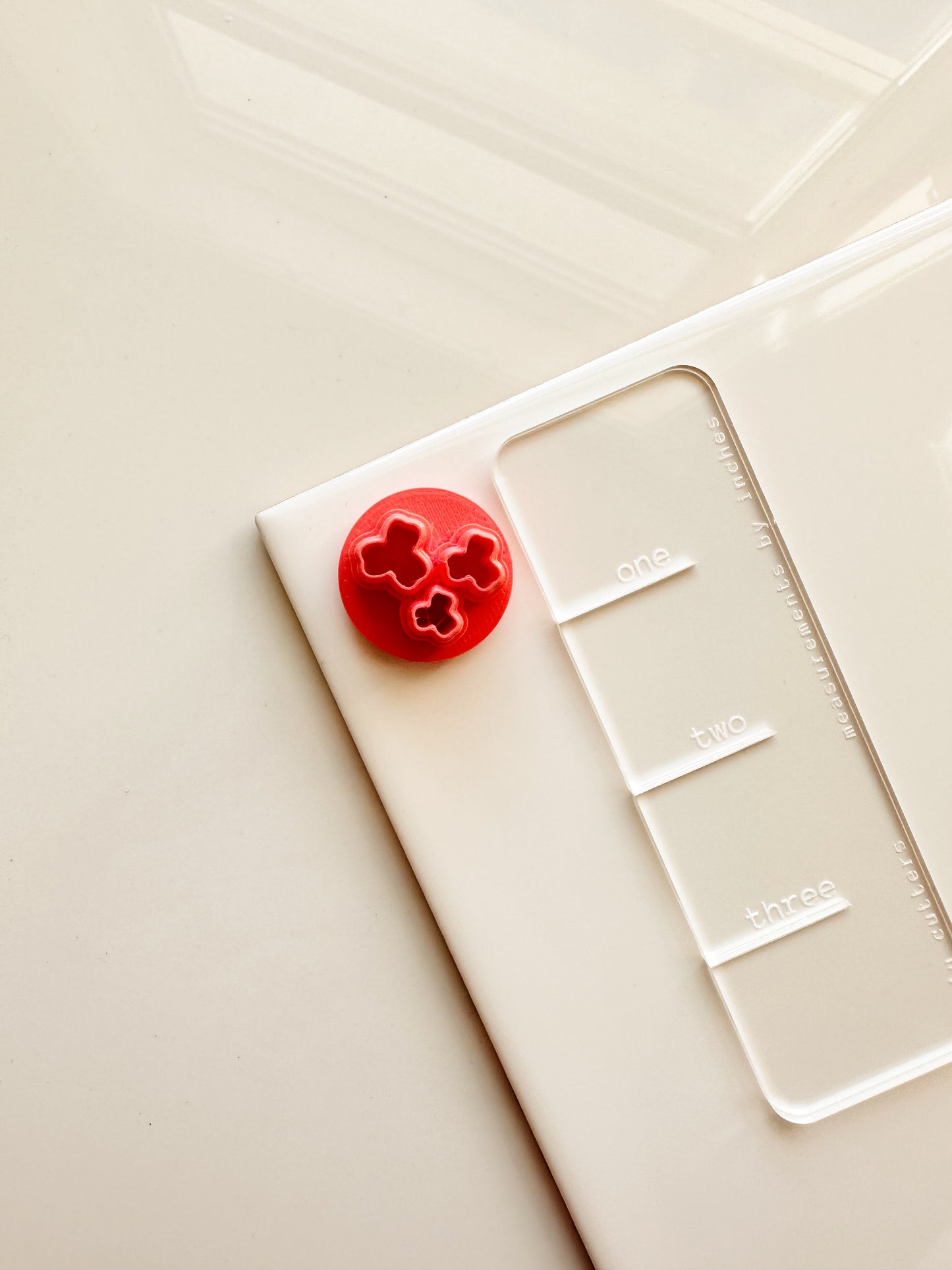 Mini coupe-argile en forme de grappe de fleurs festonnées LC