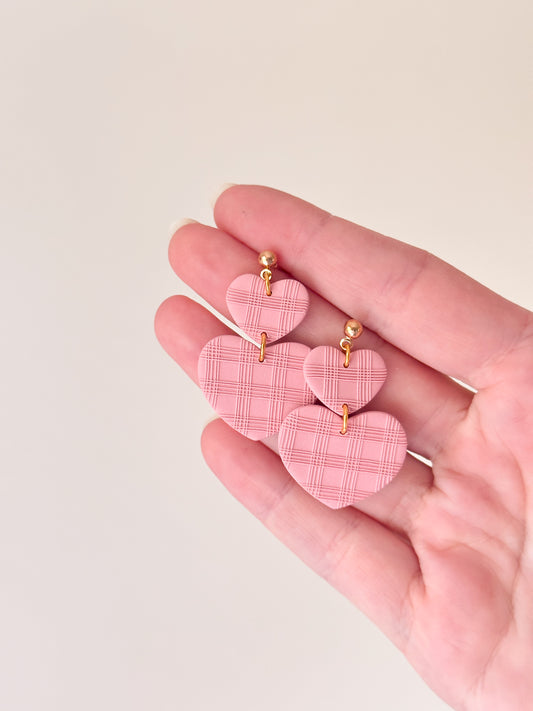 Boucles d'oreilles en forme de cœur avec textures à carreaux