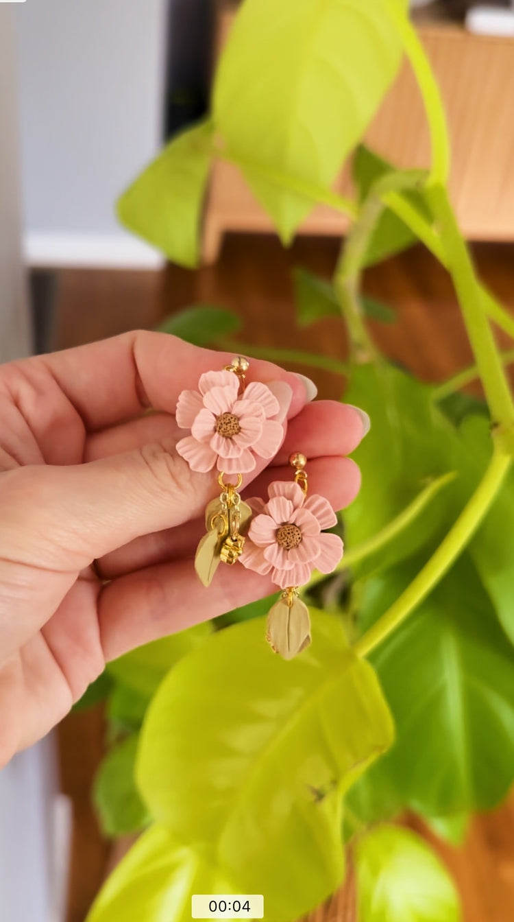 Pendientes colgantes de flores rosas