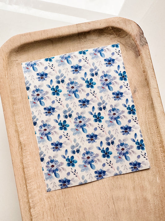 Feuille de transfert à motif floral bleu à l'aquarelle